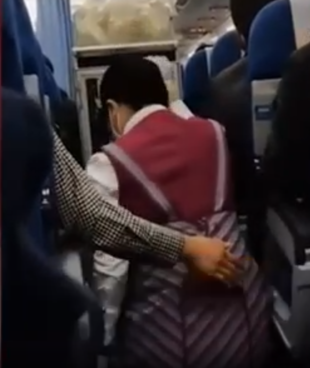 Nữ tiếp viên không thể ngồi vững khi máy bay rung lắc, hành động của hành khách khiến dân mạng xuýt xoa tán thưởng - Ảnh 3.