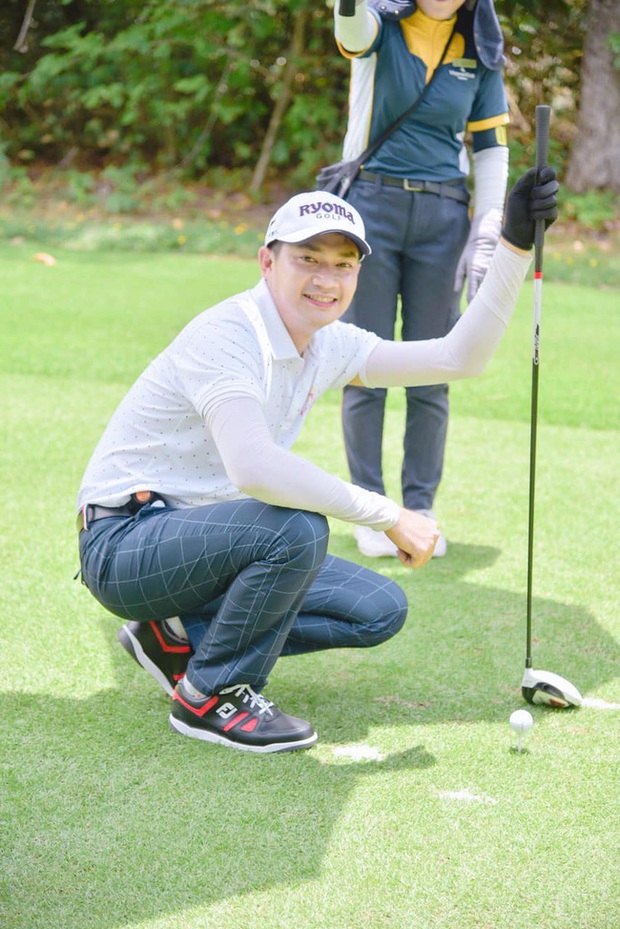 Vbiz lại thêm một cặp đôi đường ai nấy đi, bằng chứng là loạt ảnh trên sân golf của đằng trai? - Ảnh 1. Vbiz lại thêm một cặp đôi đường ai nấy đi, bằng chứng là loạt ảnh trên sân golf của đằng trai? - Ảnh 1.