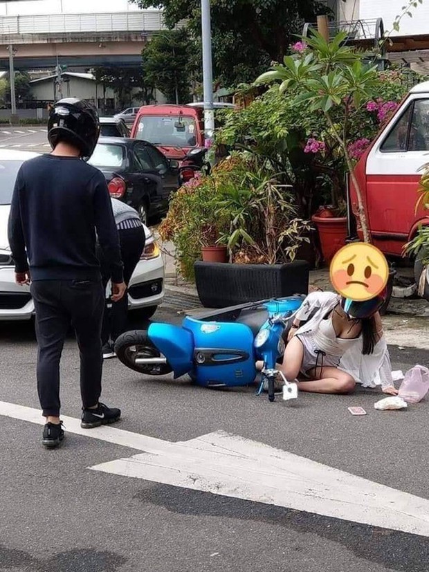 Sấp mặt vì ngã xe, cô gái bị netizen phán: Tất cả là vì bộ đồ cô mặc đấy! - Ảnh 2. Sấp mặt vì ngã xe, cô gái bị netizen phán: Tất cả là vì bộ đồ cô mặc đấy! - Ảnh 2.