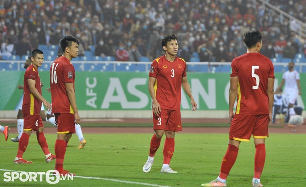 Nhận cú đòn đau tới từ đối thủ Oman, đội tuyển Việt Nam phải nhận trận thua đáng tiếc tại vòng loại World Cup - Ảnh 2.