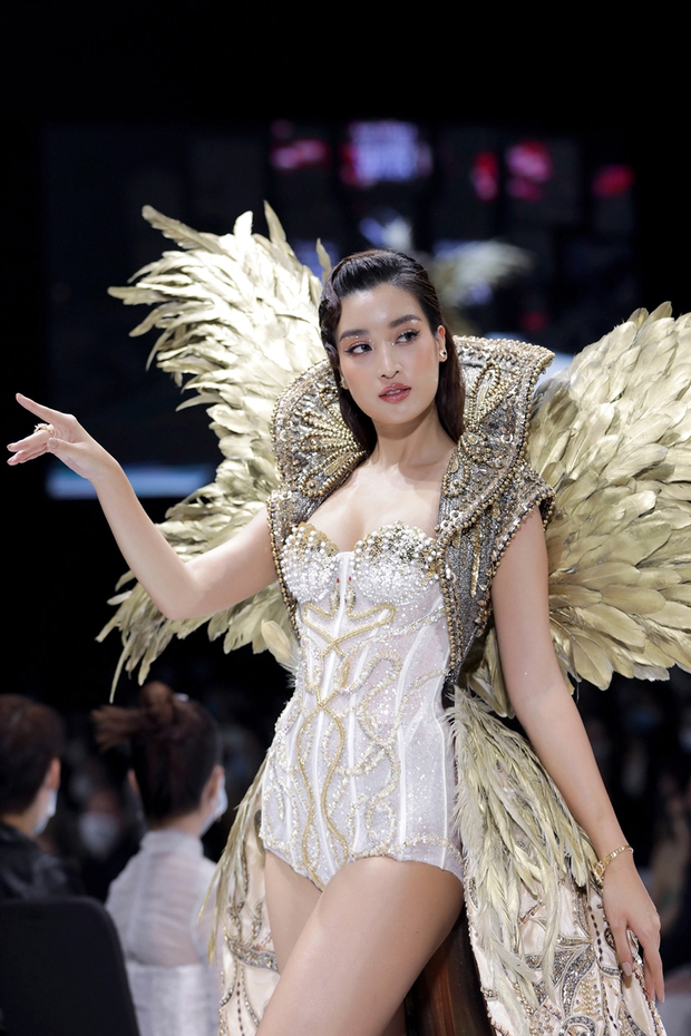 Gái chính chuyên như Hoa hậu Đỗ Mỹ Linh yêu sách stylist thế nào? Nhìn gạch đầu dòng sau đây mà mắc mệt! - Ảnh 3. Gái chính chuyên như Hoa hậu Đỗ Mỹ Linh yêu sách stylist thế nào? Nhìn gạch đầu dòng sau đây mà mắc mệt! - Ảnh 3.