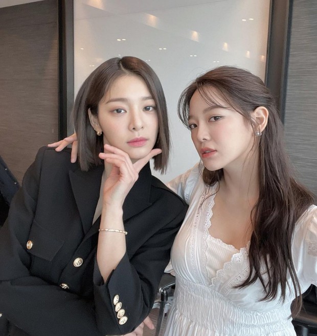 Netizen phát sốt với ảnh cưới của nữ chính A Business Proposal, phim chắc kèo happy ending hay chỉ là một cú lừa? - Ảnh 3. Netizen phát sốt với ảnh cưới của nữ chính A Business Proposal, phim chắc kèo happy ending hay chỉ là một cú lừa? - Ảnh 3.