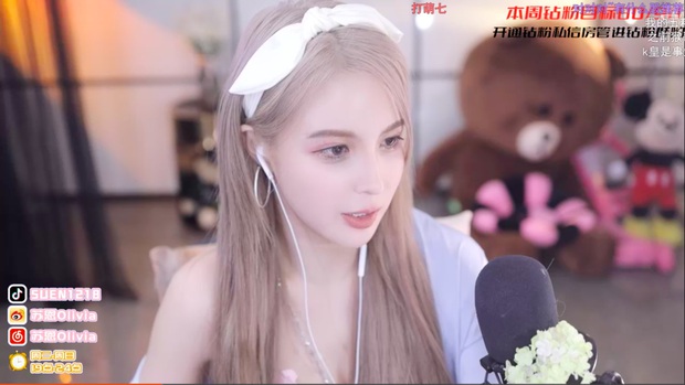 Donated by strange fans to play more than 3 billion, a beautiful female streamer has tears in her eyes - Photo 1.