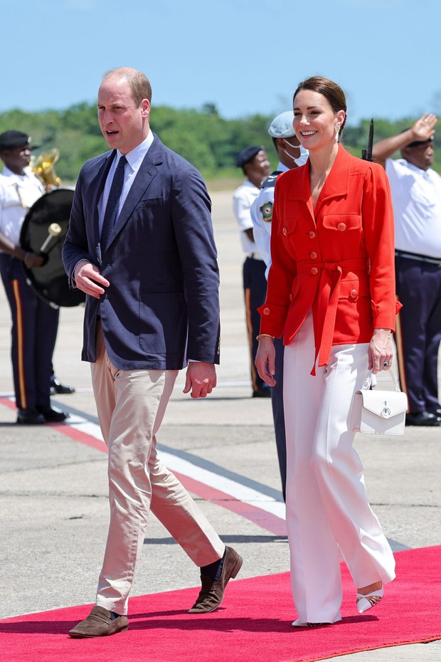 Quên Kate Middleton đệ nhất tiết kiệm ngày xưa đi, giờ cô là công nương Kate chịu chi của 2022 rồi! - Ảnh 10. Quên Kate Middleton đệ nhất tiết kiệm ngày xưa đi, giờ cô là công nương Kate chịu chi của 2022 rồi! - Ảnh 10.