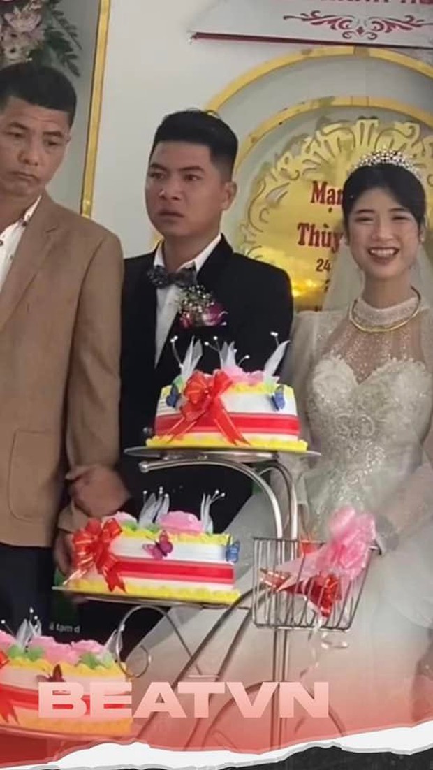 Clip of the groom crying in anger, holding his father's hand on the wedding day like he was about to lose his rice book, making netizens laugh and cry - Photo 2.