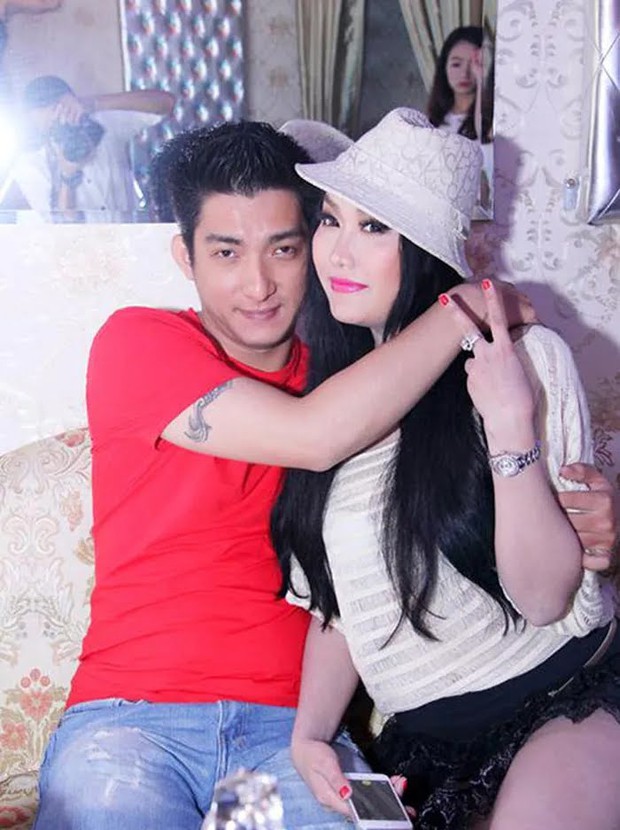 Nữ hoàng dao kéo Vbiz hơn 20 lần lên bàn phẫu thuật và chuyện đời trắc trở: 4 lần đau đớn mất con, hôn nhân 2 lần đứt gánh - Ảnh 18. Nữ hoàng dao kéo Vbiz hơn 20 lần lên bàn phẫu thuật và chuyện đời trắc trở: 4 lần đau đớn mất con, hôn nhân 2 lần đứt gánh - Ảnh 18.