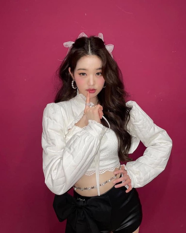 Wonyoung (IVE) trở lại và lợi hại hơn xưa: Cô bé 14 tuổi năm nào nay đã thành nàng tiểu thư cực sang chảnh! - Ảnh 14. Wonyoung (IVE) trở lại và lợi hại hơn xưa: Cô bé 14 tuổi năm nào nay đã thành nàng tiểu thư cực sang chảnh! - Ảnh 14.