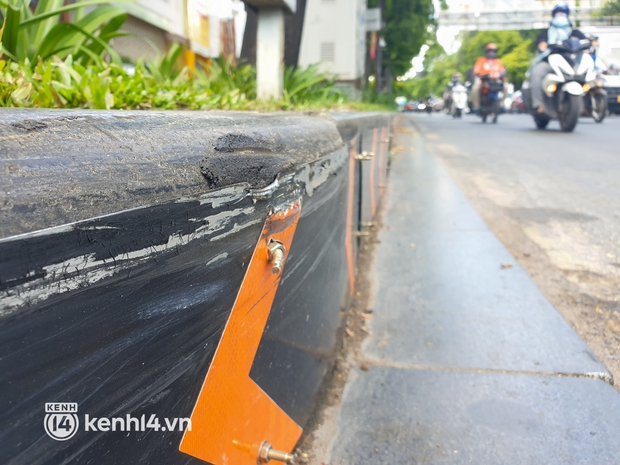 Ớn lạnh hàng trăm đinh vít nhọn nhô ra ngoài đường, chực chờ gây họa cho người dân TP.HCM - Ảnh 4. Ớn lạnh hàng trăm đinh vít nhọn nhô ra ngoài đường, chực chờ gây họa cho người dân TP.HCM - Ảnh 4.