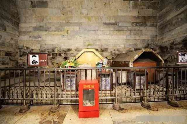 Hoàng đế nhà Thanh đột tử không rõ nguyên nhân, 72 năm sau hậu thế mở nắp quan tài mới hé lộ sự thật tàn nhẫn nằm trong những sợi tóc - Ảnh 4. Hoàng đế nhà Thanh đột tử không rõ nguyên nhân, 72 năm sau hậu thế mở nắp quan tài mới hé lộ sự thật tàn nhẫn nằm trong những sợi tóc - Ảnh 4.