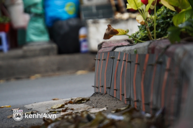 Ớn lạnh hàng trăm đinh vít nhọn nhô ra ngoài đường, chực chờ gây họa cho người dân TP.HCM - Ảnh 1. Ớn lạnh hàng trăm đinh vít nhọn nhô ra ngoài đường, chực chờ gây họa cho người dân TP.HCM - Ảnh 1.
