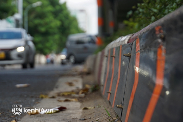 Ớn lạnh hàng trăm đinh vít nhọn nhô ra ngoài đường, chực chờ gây họa cho người dân TP.HCM - Ảnh 7. Ớn lạnh hàng trăm đinh vít nhọn nhô ra ngoài đường, chực chờ gây họa cho người dân TP.HCM - Ảnh 7.