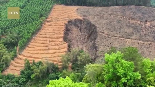 Vụ máy bay rơi tại Trung Quốc: Tìm thấy mảnh vỡ của MU5735 cách hiện trường gần 10km làm dấy lên nghi vấn mới về tai nạn thảm khốc - Ảnh 1. Vụ máy bay rơi tại Trung Quốc: Tìm thấy mảnh vỡ của MU5735 cách hiện trường gần 10km làm dấy lên nghi vấn mới về tai nạn thảm khốc - Ảnh 1.