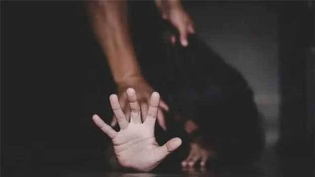 Rúng động: Vợ bị nhóm 10 người đàn ông xâm hại, chồng bất lực chứng kiến cảnh tượng kinh hoàng, chi tiết vụ việc ám ảnh hơn cả phim - Ảnh 1. Rúng động: Vợ bị nhóm 10 người đàn ông xâm hại, chồng bất lực chứng kiến cảnh tượng kinh hoàng, chi tiết vụ việc ám ảnh hơn cả phim - Ảnh 1.