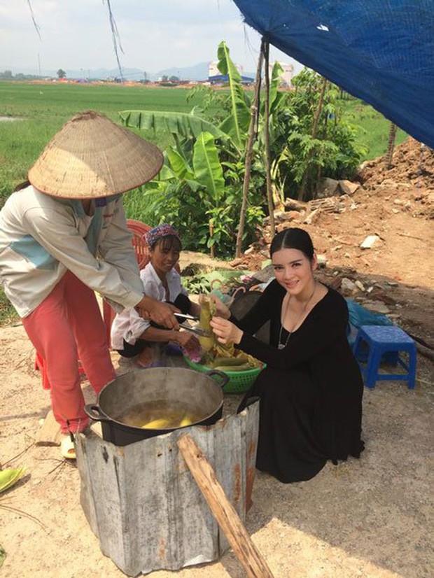 Lồng lộn như sao Việt đi ăn vỉa hè: Ngọc Trinh - Diệu Nhi quất đầm dạ hội vào hàng hột vịt lộn, Mina Phạm đi ăn ốc mà ngỡ đi hát bội - Ảnh 12. Lồng lộn như sao Việt đi ăn vỉa hè: Ngọc Trinh - Diệu Nhi quất đầm dạ hội vào hàng hột vịt lộn, Mina Phạm đi ăn ốc mà ngỡ đi hát bội - Ảnh 12.