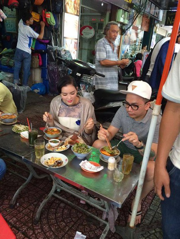 Lồng lộn như sao Việt đi ăn vỉa hè: Ngọc Trinh - Diệu Nhi quất đầm dạ hội vào hàng hột vịt lộn, Mina Phạm đi ăn ốc mà ngỡ đi hát bội - Ảnh 13. Lồng lộn như sao Việt đi ăn vỉa hè: Ngọc Trinh - Diệu Nhi quất đầm dạ hội vào hàng hột vịt lộn, Mina Phạm đi ăn ốc mà ngỡ đi hát bội - Ảnh 13.