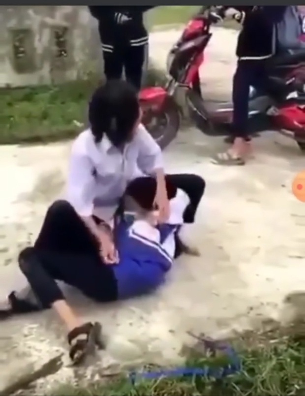 Ba mẹ của nữ sinh lớp 7 bị bạn cùng trường hành hung: Quá tàn nhẫn, hơn cả đánh ghen - Ảnh 2. Ba mẹ của nữ sinh lớp 7 bị bạn cùng trường hành hung: Quá tàn nhẫn, hơn cả đánh ghen - Ảnh 2.