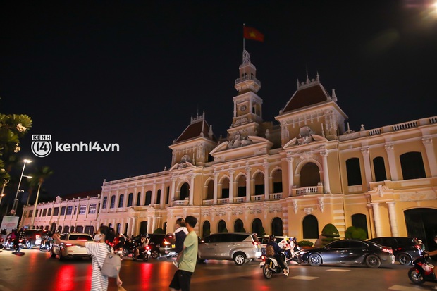 Chùm ảnh Giờ Trái Đất ở Hà Nội và TP.HCM: Dòng người đổ ra phố quá đông, chỉ một số địa điểm tắt đèn hưởng ứng - Ảnh 13.