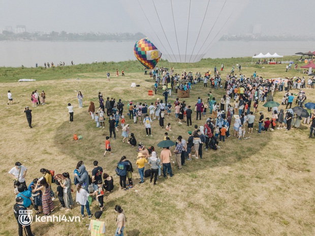Toàn cảnh lễ hội khinh khí cầu từ góc nhìn flycam: Lâu rồi mới thấy dân tình Hà Nội rộn ràng đến thế! - Ảnh 4. Toàn cảnh lễ hội khinh khí cầu từ góc nhìn flycam: Lâu rồi mới thấy dân tình Hà Nội rộn ràng đến thế! - Ảnh 4.