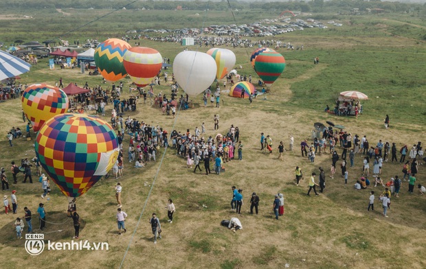 Toàn cảnh lễ hội khinh khí cầu từ góc nhìn flycam: Lâu rồi mới thấy dân tình Hà Nội rộn ràng đến thế! - Ảnh 2. Toàn cảnh lễ hội khinh khí cầu từ góc nhìn flycam: Lâu rồi mới thấy dân tình Hà Nội rộn ràng đến thế! - Ảnh 2.