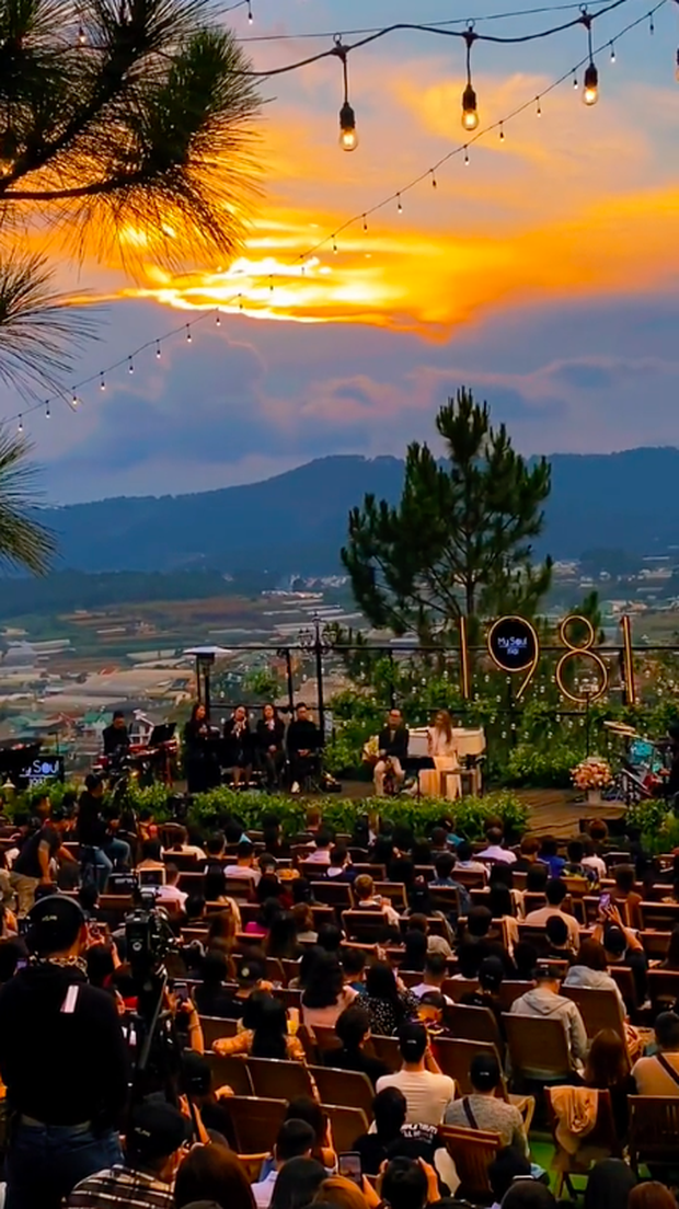 Clip rụng rời: Trời Đà Lạt chuyển hoàng hôn đúng lúc Mỹ Tâm “feel the beat”, nổi hết cả da gà! - Ảnh 3. Clip rụng rời: Trời Đà Lạt chuyển hoàng hôn đúng lúc Mỹ Tâm “feel the beat”, nổi hết cả da gà! - Ảnh 3.