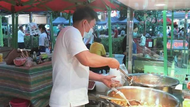 Thạc sĩ bỏ phí chục năm đèn sách đi bán chân gà, về quê nghèo dạy học, bị chỉ trích: Vậy học cao cuối cùng để làm gì? - Ảnh 1. Thạc sĩ bỏ phí chục năm đèn sách đi bán chân gà, về quê nghèo dạy học, bị chỉ trích: Vậy học cao cuối cùng để làm gì? - Ảnh 1.