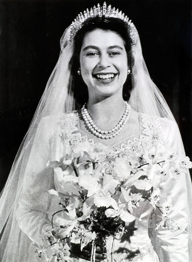 Ẩn tình bộ váy cưới của Nữ hoàng Anh: Cố kiêng hẳn việc này vẫn xui như thường, bản nhái thôi cũng đã giá đến gần tỷ đồng! - Ảnh 5.