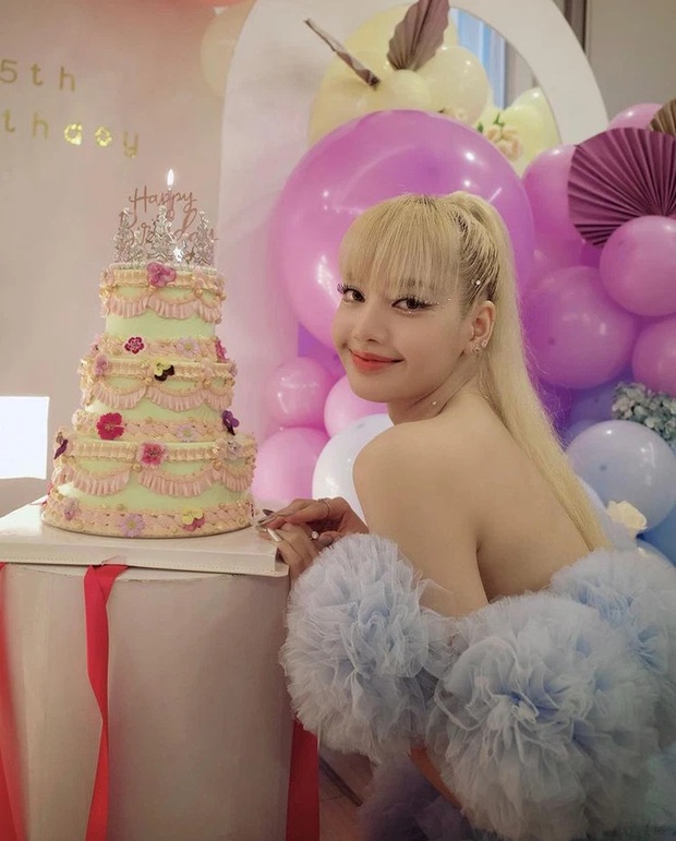 BLACKPINK thân thiết là vậy nhưng Rosé lại chúc mừng sinh nhật Lisa muộn hơn 1 người, fan chờ mòn mỏi suýt chiến nhau tới nơi! - Ảnh 2. BLACKPINK thân thiết là vậy nhưng Rosé lại chúc mừng sinh nhật Lisa muộn hơn 1 người, fan chờ mòn mỏi suýt chiến nhau tới nơi! - Ảnh 2.