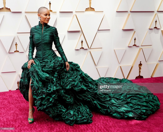 Siêu thảm đỏ Oscar: Kristen Stewart và 3 công chúa Disney đua nhau hở bạo liệt, nàng thơ Người Nhện cùng Billie Eilish mặc cái gì thế này? - Ảnh 33. Siêu thảm đỏ Oscar: Kristen Stewart và 3 công chúa Disney đua nhau hở bạo liệt, nàng thơ Người Nhện cùng Billie Eilish mặc cái gì thế này? - Ảnh 33.