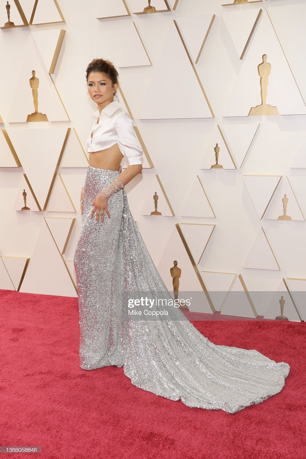 Siêu thảm đỏ Oscar: Kristen Stewart và 3 công chúa Disney đua nhau hở bạo liệt, nàng thơ Người Nhện cùng Billie Eilish mặc cái gì thế này? - Ảnh 6. Siêu thảm đỏ Oscar: Kristen Stewart và 3 công chúa Disney đua nhau hở bạo liệt, nàng thơ Người Nhện cùng Billie Eilish mặc cái gì thế này? - Ảnh 6.