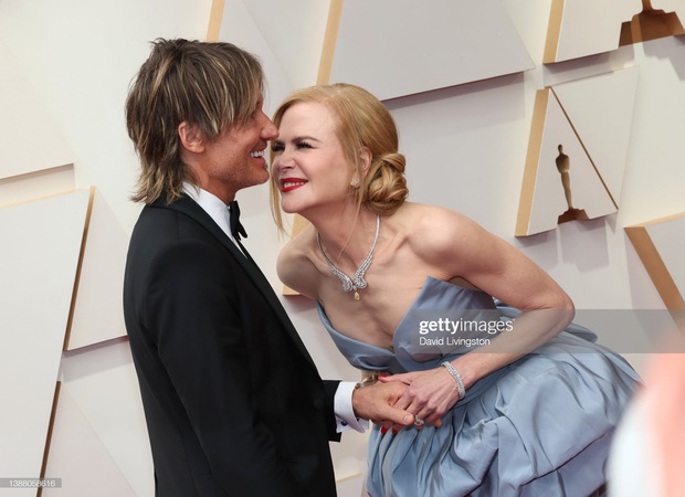 Siêu thảm đỏ Oscar: Kristen Stewart và 3 công chúa Disney đua nhau hở bạo liệt, nàng thơ Người Nhện cùng Billie Eilish mặc cái gì thế này? - Ảnh 9. Siêu thảm đỏ Oscar: Kristen Stewart và 3 công chúa Disney đua nhau hở bạo liệt, nàng thơ Người Nhện cùng Billie Eilish mặc cái gì thế này? - Ảnh 9.