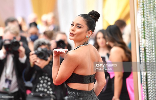 Siêu thảm đỏ Oscar: Kristen Stewart và 3 công chúa Disney đua nhau hở bạo liệt, nàng thơ Người Nhện cùng Billie Eilish mặc cái gì thế này? - Ảnh 21. Siêu thảm đỏ Oscar: Kristen Stewart và 3 công chúa Disney đua nhau hở bạo liệt, nàng thơ Người Nhện cùng Billie Eilish mặc cái gì thế này? - Ảnh 21.