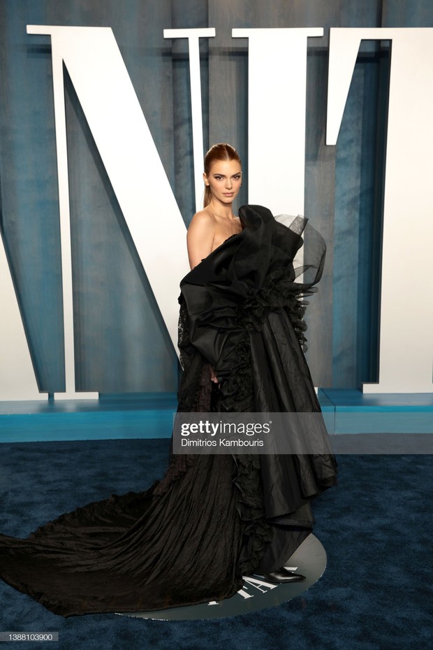 Thảm đỏ tiệc hậu Oscar: Kim - Kendall đè bẹp Hailey Bieber và dàn mỹ nhân xôi thịt, Will Smith thái độ đáng chú ý sau màn ẩu đả - Ảnh 4. Thảm đỏ tiệc hậu Oscar: Kim - Kendall đè bẹp Hailey Bieber và dàn mỹ nhân xôi thịt, Will Smith thái độ đáng chú ý sau màn ẩu đả - Ảnh 4.