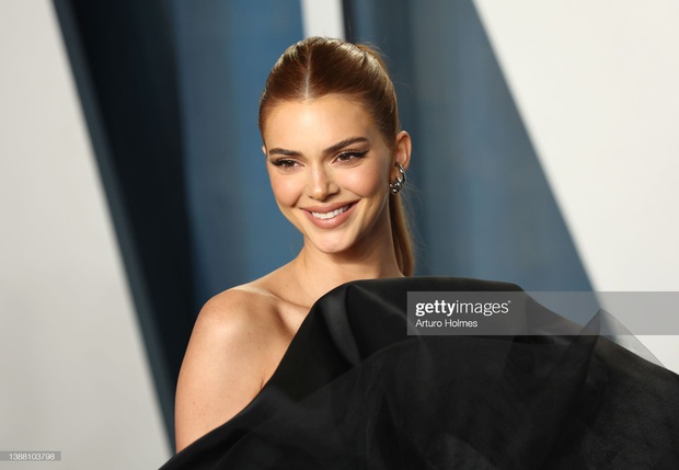 Thảm đỏ tiệc hậu Oscar: Kim - Kendall đè bẹp Hailey Bieber và dàn mỹ nhân xôi thịt, Will Smith thái độ đáng chú ý sau màn ẩu đả - Ảnh 6. Thảm đỏ tiệc hậu Oscar: Kim - Kendall đè bẹp Hailey Bieber và dàn mỹ nhân xôi thịt, Will Smith thái độ đáng chú ý sau màn ẩu đả - Ảnh 6.