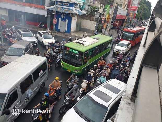 Cửa ngõ sân bay Tân Sơn Nhất ùn tắc kinh hoàng trong chiều mưa, ô tô và xe máy chen nhau kín đường - Ảnh 6. Cửa ngõ sân bay Tân Sơn Nhất ùn tắc kinh hoàng trong chiều mưa, ô tô và xe máy chen nhau kín đường - Ảnh 6.
