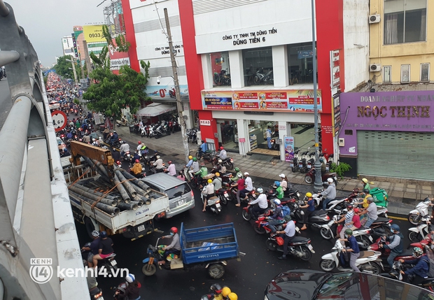 Cửa ngõ sân bay Tân Sơn Nhất ùn tắc kinh hoàng trong chiều mưa, ô tô và xe máy chen nhau kín đường - Ảnh 5.