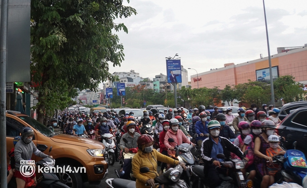 Cửa ngõ sân bay Tân Sơn Nhất ùn tắc kinh hoàng trong chiều mưa, ô tô và xe máy chen nhau kín đường - Ảnh 16. Cửa ngõ sân bay Tân Sơn Nhất ùn tắc kinh hoàng trong chiều mưa, ô tô và xe máy chen nhau kín đường - Ảnh 16.
