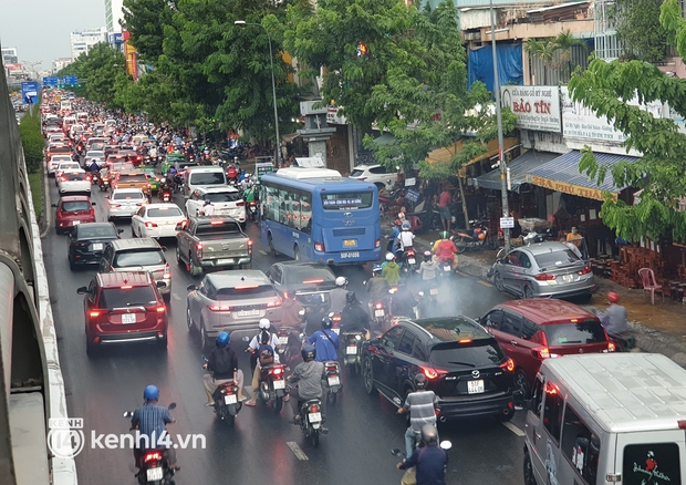 Cửa ngõ sân bay Tân Sơn Nhất ùn tắc kinh hoàng trong chiều mưa, ô tô và xe máy chen nhau kín đường - Ảnh 4. Cửa ngõ sân bay Tân Sơn Nhất ùn tắc kinh hoàng trong chiều mưa, ô tô và xe máy chen nhau kín đường - Ảnh 4.