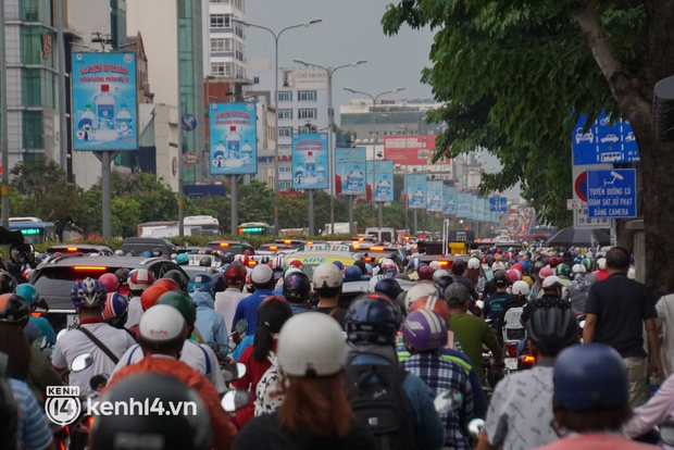 Cửa ngõ sân bay Tân Sơn Nhất ùn tắc kinh hoàng trong chiều mưa, ô tô và xe máy chen nhau kín đường - Ảnh 15. Cửa ngõ sân bay Tân Sơn Nhất ùn tắc kinh hoàng trong chiều mưa, ô tô và xe máy chen nhau kín đường - Ảnh 15.