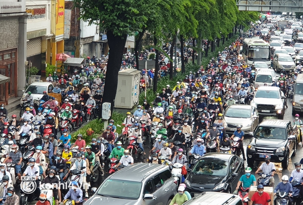 Cửa ngõ sân bay Tân Sơn Nhất ùn tắc kinh hoàng trong chiều mưa, ô tô và xe máy chen nhau kín đường - Ảnh 1. Cửa ngõ sân bay Tân Sơn Nhất ùn tắc kinh hoàng trong chiều mưa, ô tô và xe máy chen nhau kín đường - Ảnh 1.