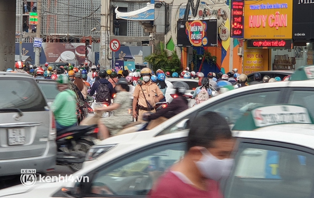 Cửa ngõ sân bay Tân Sơn Nhất ùn tắc kinh hoàng trong chiều mưa, ô tô và xe máy chen nhau kín đường - Ảnh 8. Cửa ngõ sân bay Tân Sơn Nhất ùn tắc kinh hoàng trong chiều mưa, ô tô và xe máy chen nhau kín đường - Ảnh 8.