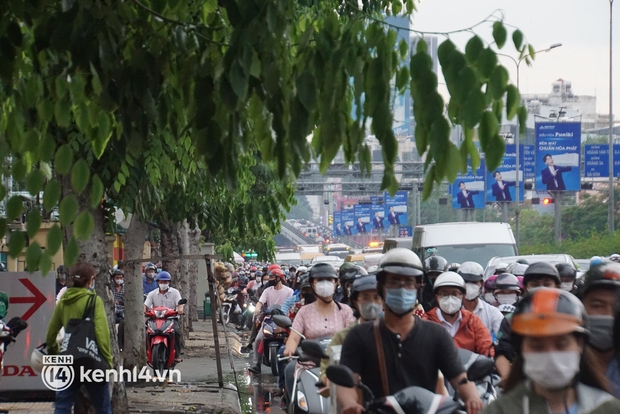 Cửa ngõ sân bay Tân Sơn Nhất ùn tắc kinh hoàng trong chiều mưa, ô tô và xe máy chen nhau kín đường - Ảnh 9. Cửa ngõ sân bay Tân Sơn Nhất ùn tắc kinh hoàng trong chiều mưa, ô tô và xe máy chen nhau kín đường - Ảnh 9.