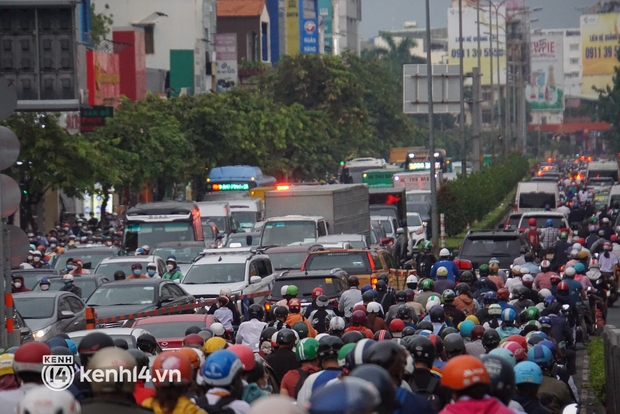 Cửa ngõ sân bay Tân Sơn Nhất ùn tắc kinh hoàng trong chiều mưa, ô tô và xe máy chen nhau kín đường - Ảnh 7.