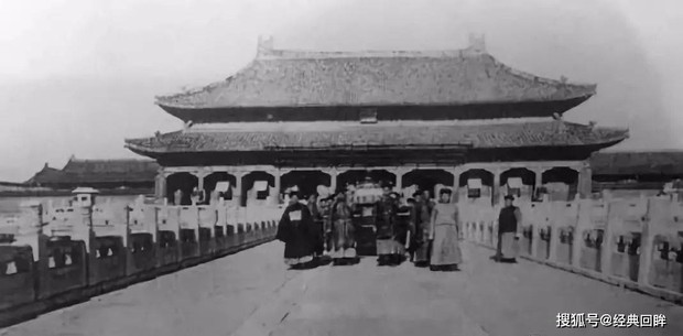 Rare set of wedding photos of the last Chinese emperor: The ultimate spiritual family, there is an object in the wedding room that surprises posterity - Photo 2.