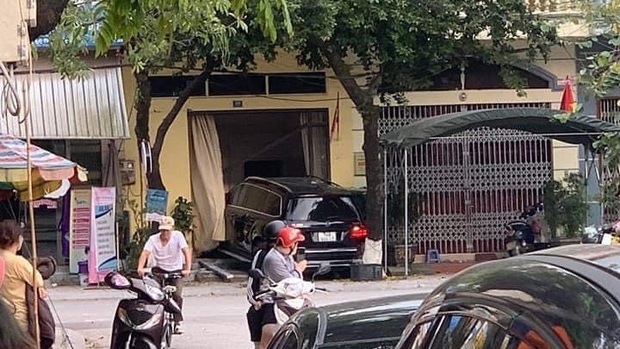 Vụ xe Mercedes điên gây tai nạn kinh hoàng, người phụ nữ tử vong đứt lìa chân tay: Tài xế có biểu hiện không tỉnh táo - Ảnh 1. Vụ xe Mercedes điên gây tai nạn kinh hoàng, người phụ nữ tử vong đứt lìa chân tay: Tài xế có biểu hiện không tỉnh táo - Ảnh 1.