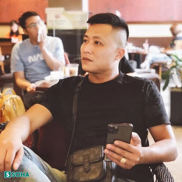 Người suýt bị xe điên Mercedes đâm trúng: Đứng lên đạp ga, đánh hết lái mới thoát chết - Ảnh 2. Người suýt bị xe điên Mercedes đâm trúng: Đứng lên đạp ga, đánh hết lái mới thoát chết - Ảnh 2.