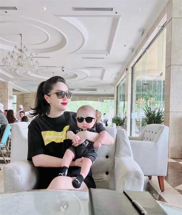 Hiếm hoi lộ ảnh Bảo Thy bên gia đình chồng đại gia, nhìn biểu cảm biết rõ thân thiết mức nào! - Ảnh 5. Hiếm hoi lộ ảnh Bảo Thy bên gia đình chồng đại gia, nhìn biểu cảm biết rõ thân thiết mức nào! - Ảnh 5.