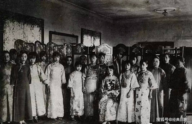 Rare set of wedding photos of the last Chinese emperor: The ultimate spiritual family, there is an object in the wedding room that surprises posterity - Photo 14.