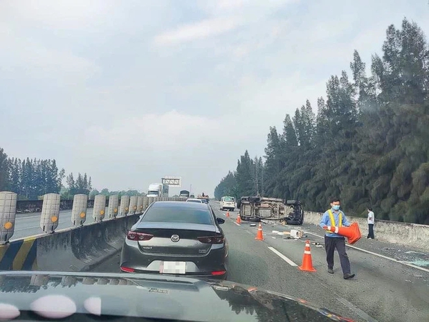 Hiện trường ô tô chở Phó chủ tịch UBND TP.HCM bị tai nạn lật ngang trên cao tốc - Ảnh 4.