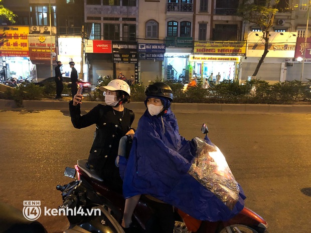 NÓNG: Cơ quan công an đang tiến hành khám xét nhà riêng và nơi làm việc của ông Trịnh Văn Quyết, đông nghẹt người theo dõi - Ảnh 13. NÓNG: Cơ quan công an đang tiến hành khám xét nhà riêng và nơi làm việc của ông Trịnh Văn Quyết, đông nghẹt người theo dõi - Ảnh 13.