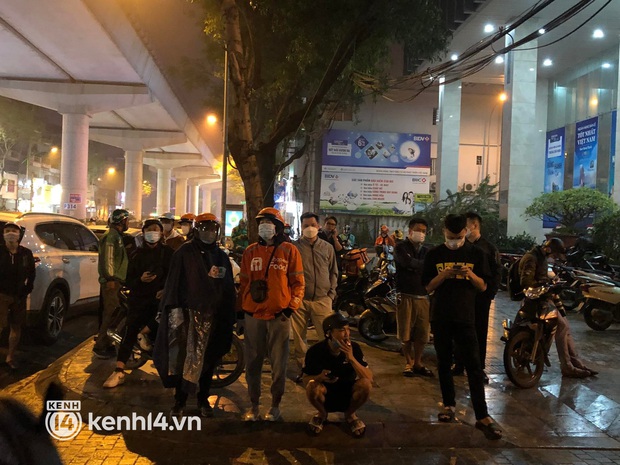 NÓNG: Cơ quan công an đang tiến hành khám xét nhà riêng và nơi làm việc của ông Trịnh Văn Quyết, đông nghẹt người theo dõi - Ảnh 15. NÓNG: Cơ quan công an đang tiến hành khám xét nhà riêng và nơi làm việc của ông Trịnh Văn Quyết, đông nghẹt người theo dõi - Ảnh 15.
